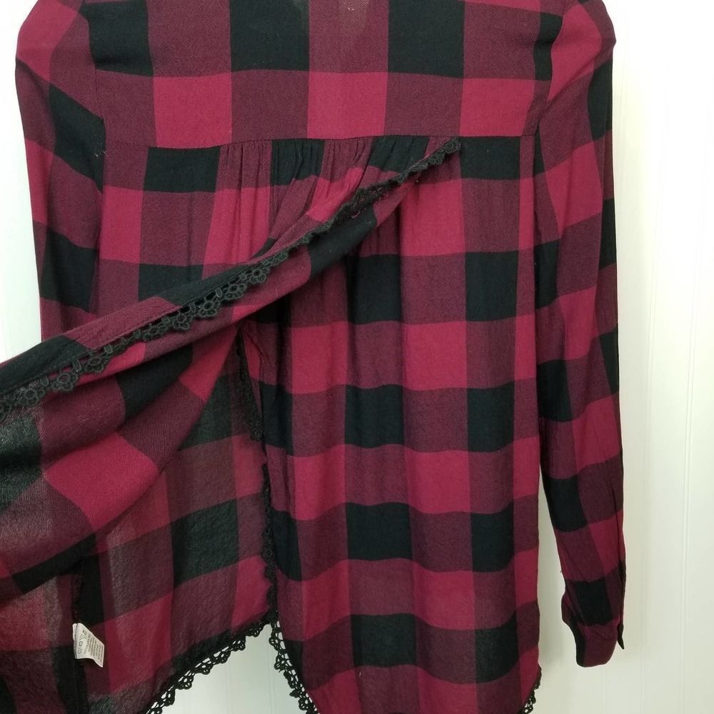 Love On‎ A Hanger Plaid Crochet Trim Tulip Back Top - Picture 4 of 8